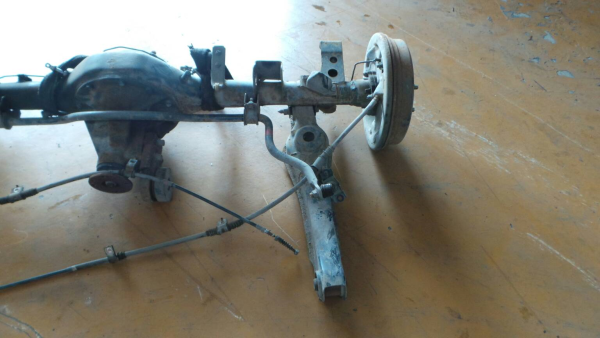 Essieu arrière à tambours HYUNDAI H-1 / Starex (A1) Imagem-1