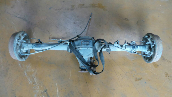 Essieu arrière à tambours HYUNDAI H-1 (A1)