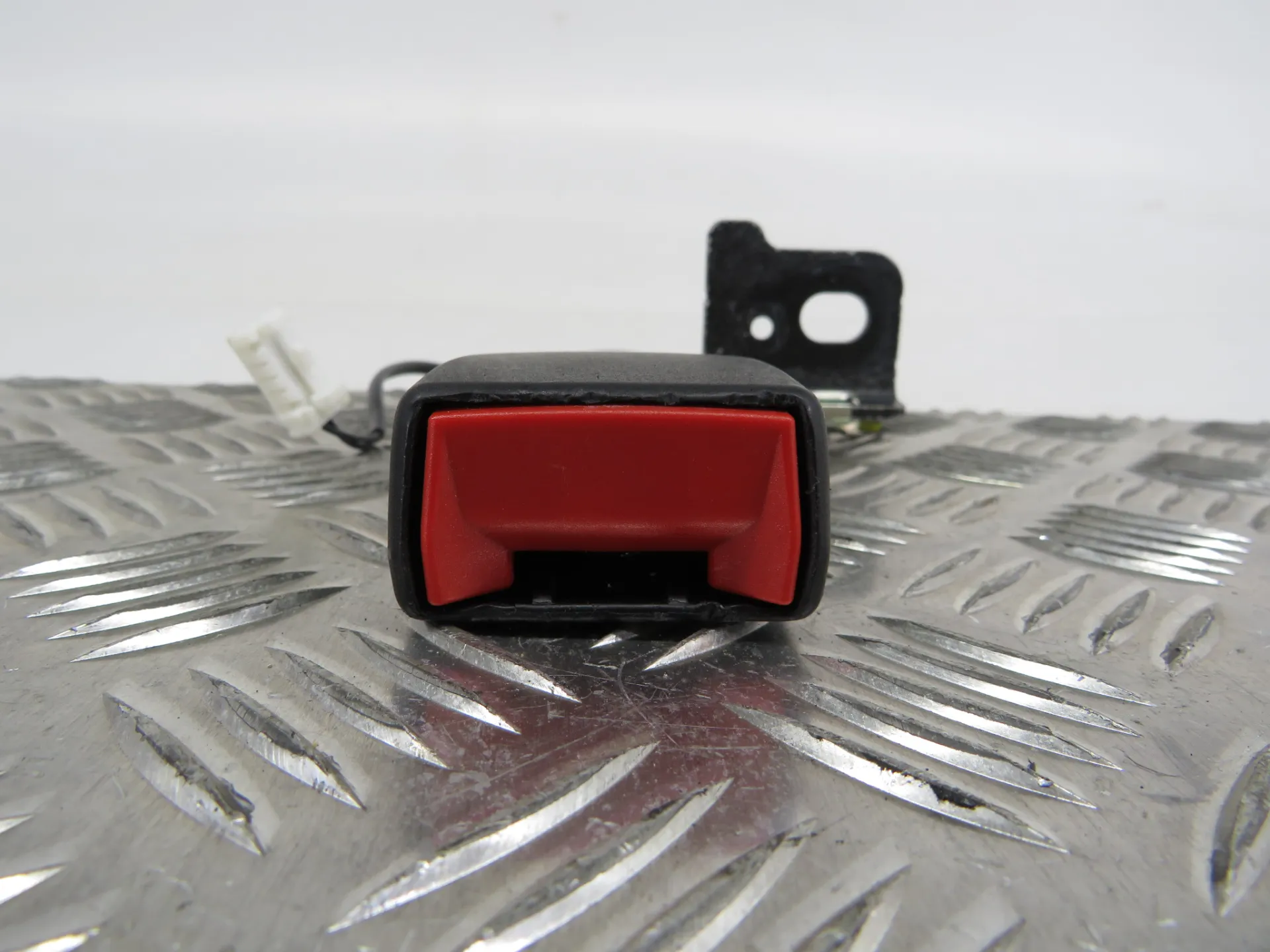 Left rear seat belt buckle PEUGEOT 308 SW II Van (LC_) Imagem-1