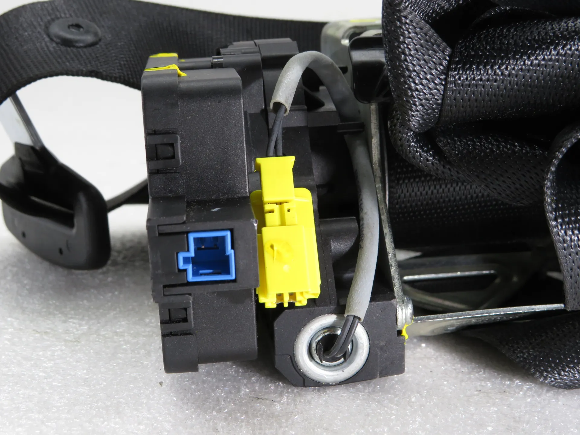 Left rear seatbelt pretensioner MERCEDES-BENZ Classe S (W222, V222, X222) Imagem-2