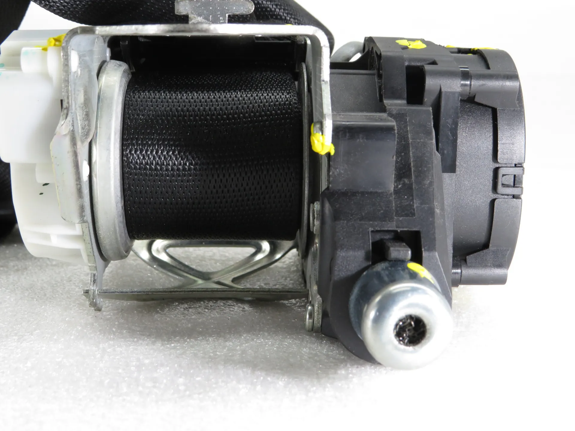 Left rear seatbelt pretensioner MERCEDES-BENZ Classe S (W222, V222, X222) Imagem-3