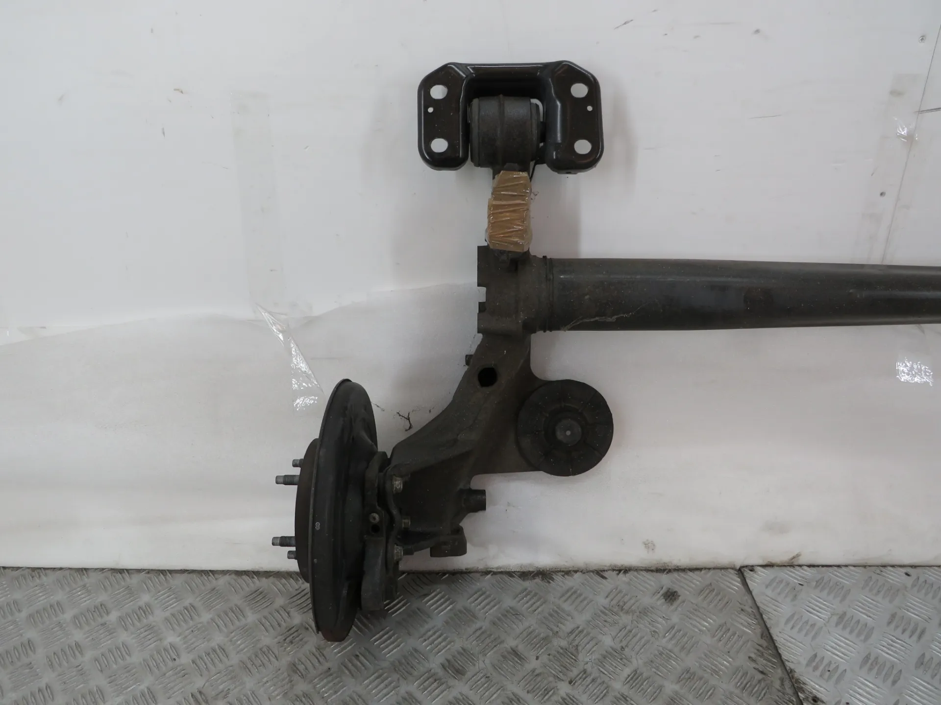 Rear axle with discs OPEL Astra J GTC Imagem-1