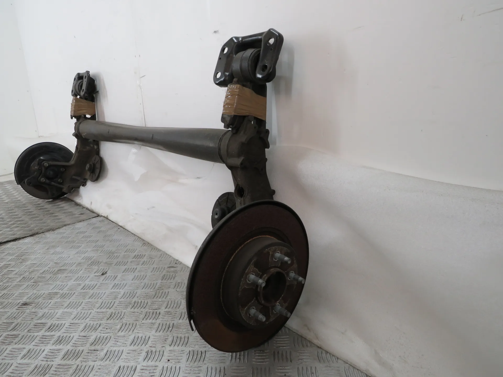 Rear axle with discs OPEL Astra J GTC Imagem-4