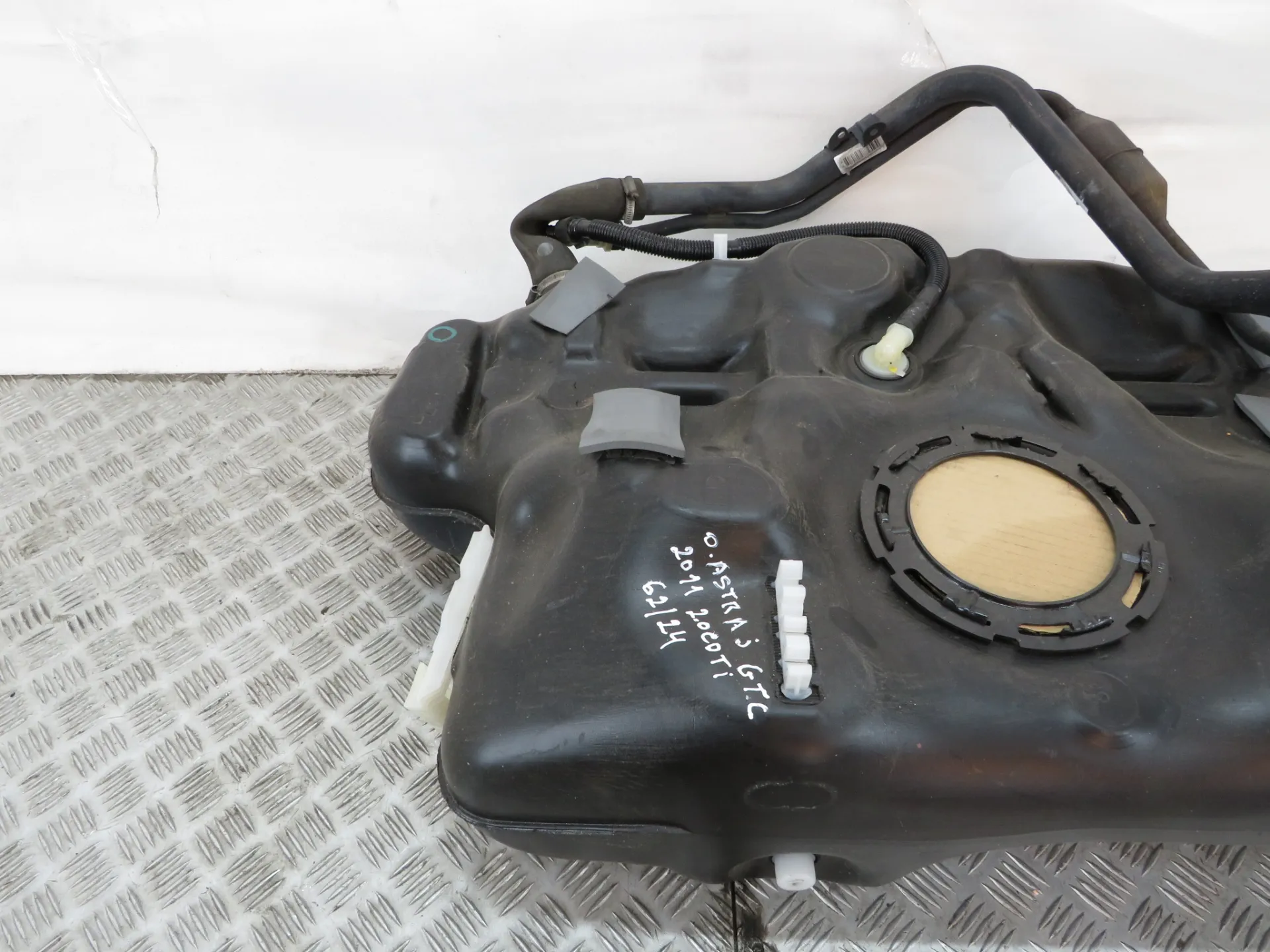 Fuel tank OPEL Astra J GTC Imagem-1