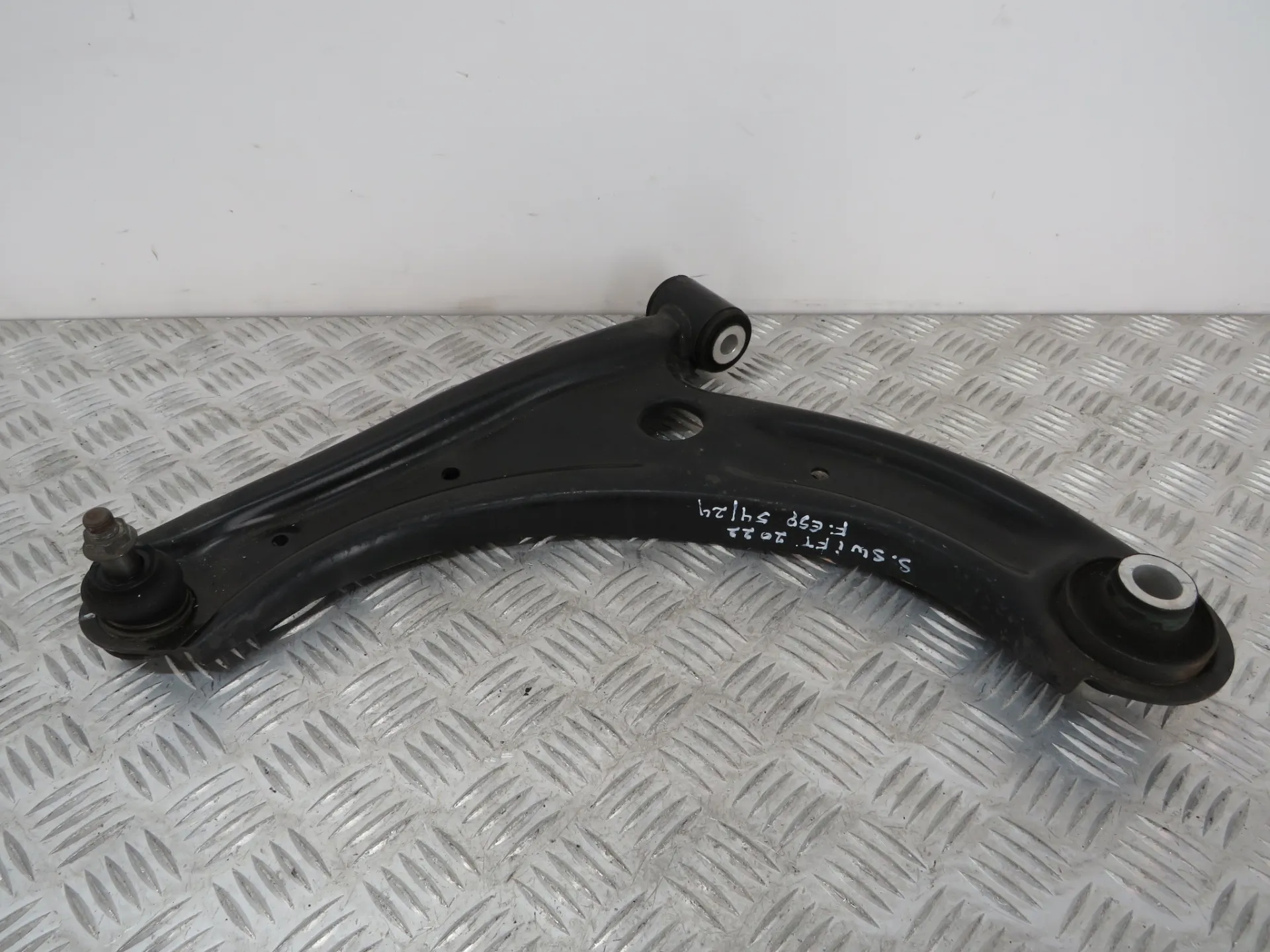 Braço de suspensão frente esquerdo SUZUKI Swift V (RZ, AZ)