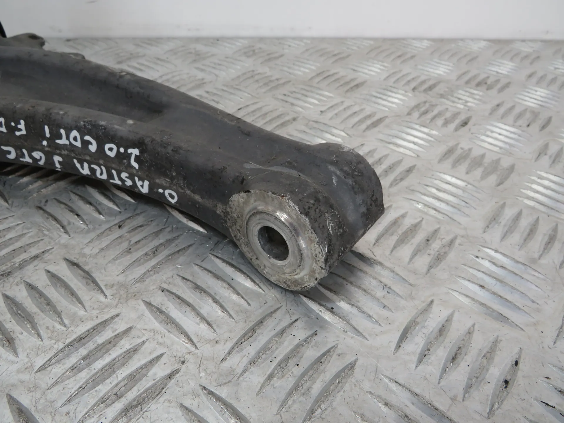 Right front suspension arm OPEL Astra J GTC Imagem-1