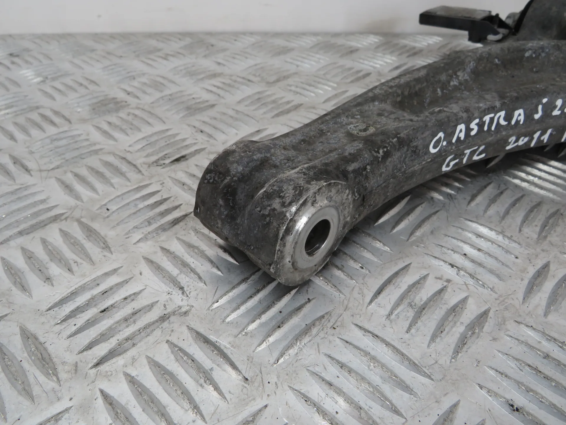 Left front suspension arm OPEL Astra J GTC Imagem-3