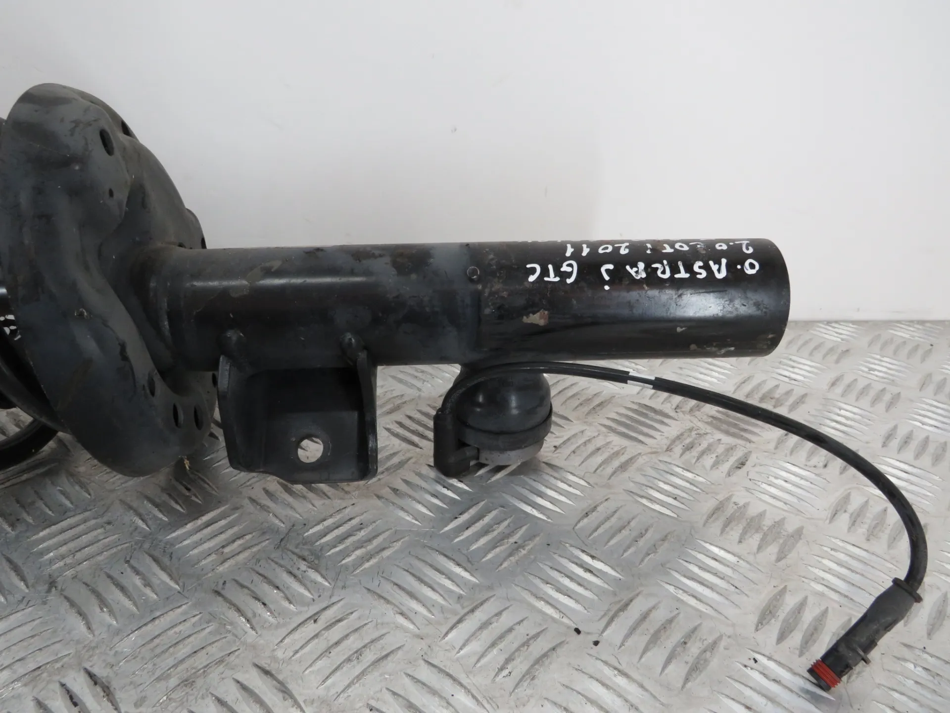 Left Front Shock Absorber OPEL Astra J GTC Imagem-2