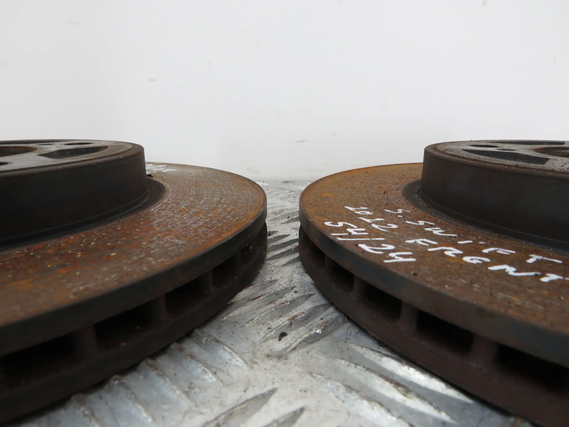 Disco travão frente direito SUZUKI Swift V (RZ, AZ) Imagem-1