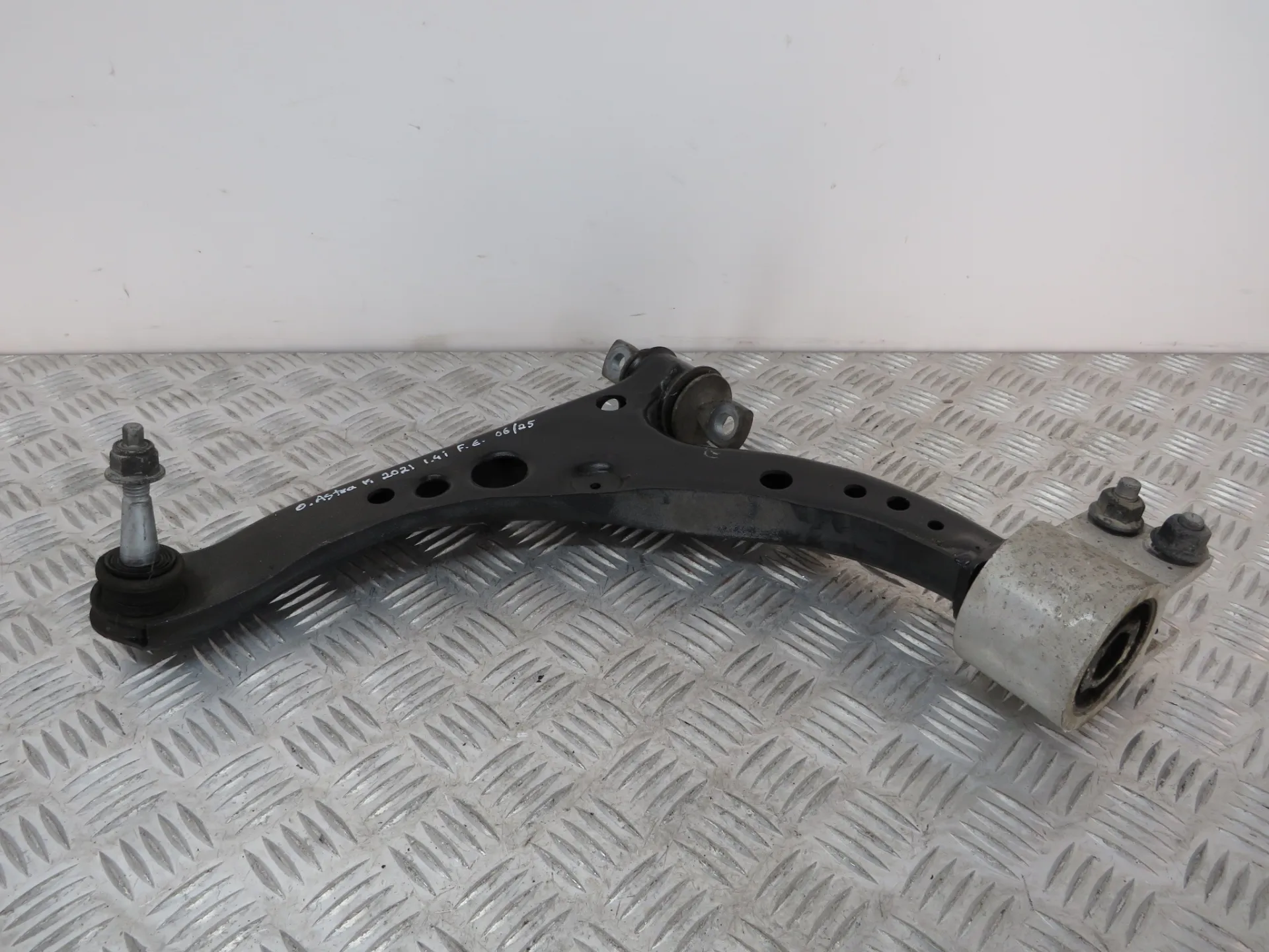 Left front suspension arm OPEL Astra K Sports Tourer