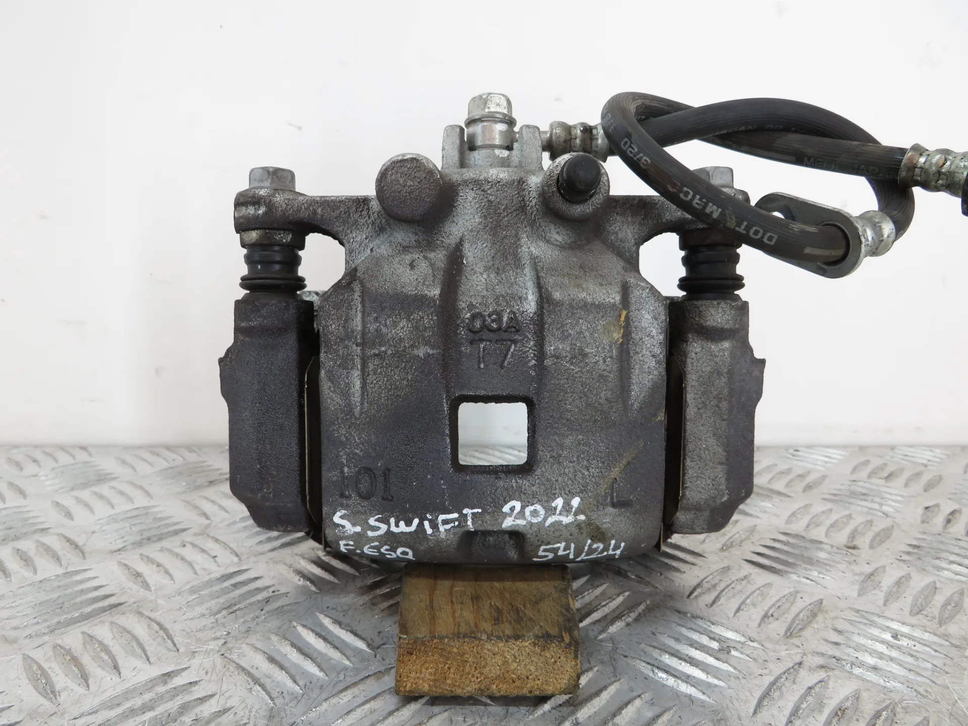 Pinça travão / maxila de travão frente esquerda SUZUKI Swift V (RZ, AZ)