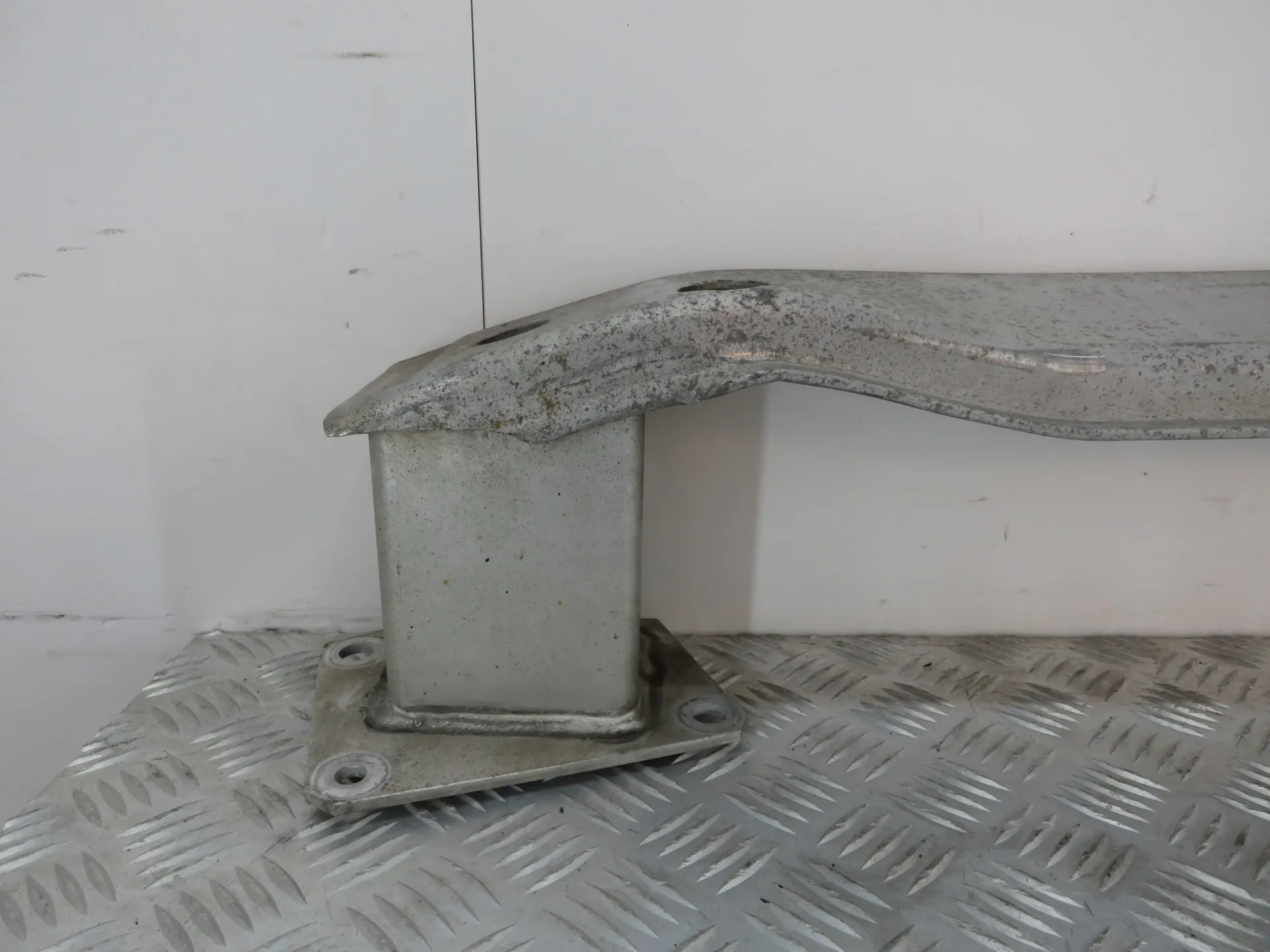 Rear bumper reinforcement OPEL Astra K Sports Tourer Imagem-1