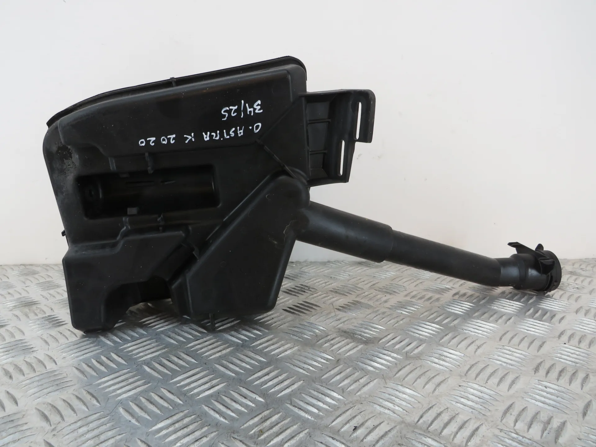 Windshield washer tank OPEL Astra K Sports Tourer