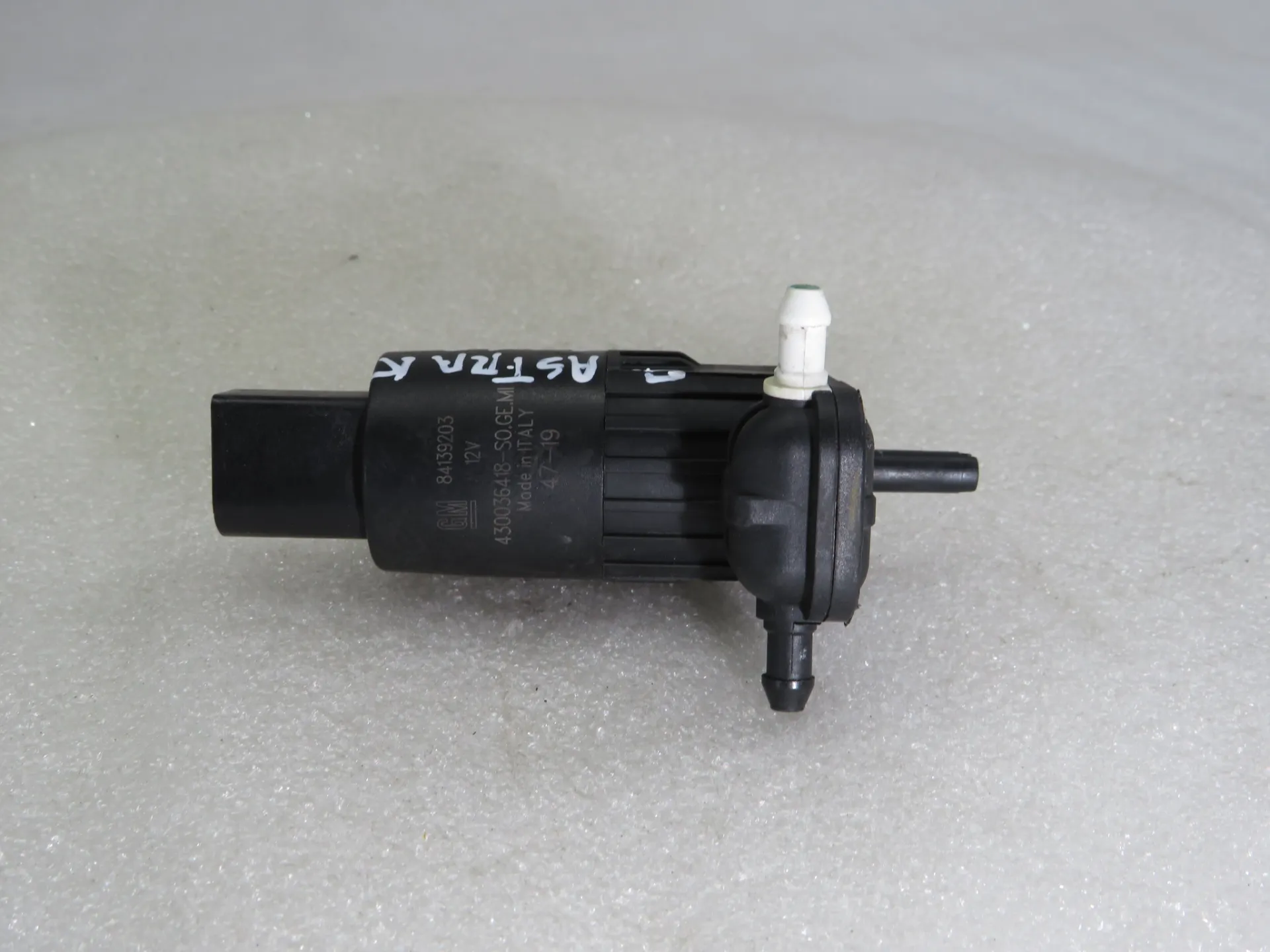 Windscreen/windshield washer pump  OPEL Astra K Sports Tourer
