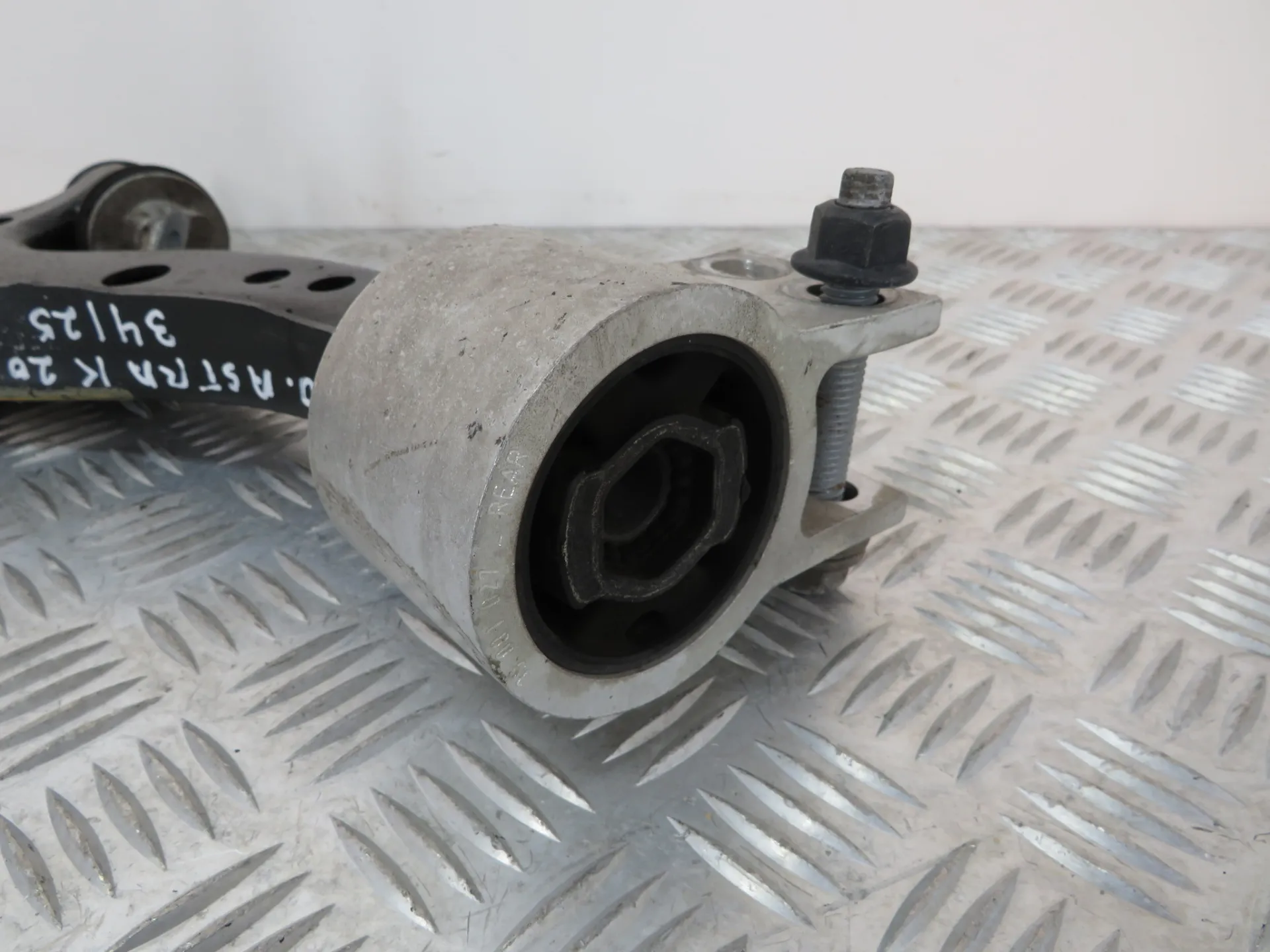 Left front suspension arm OPEL Astra K Sports Tourer Imagem-1