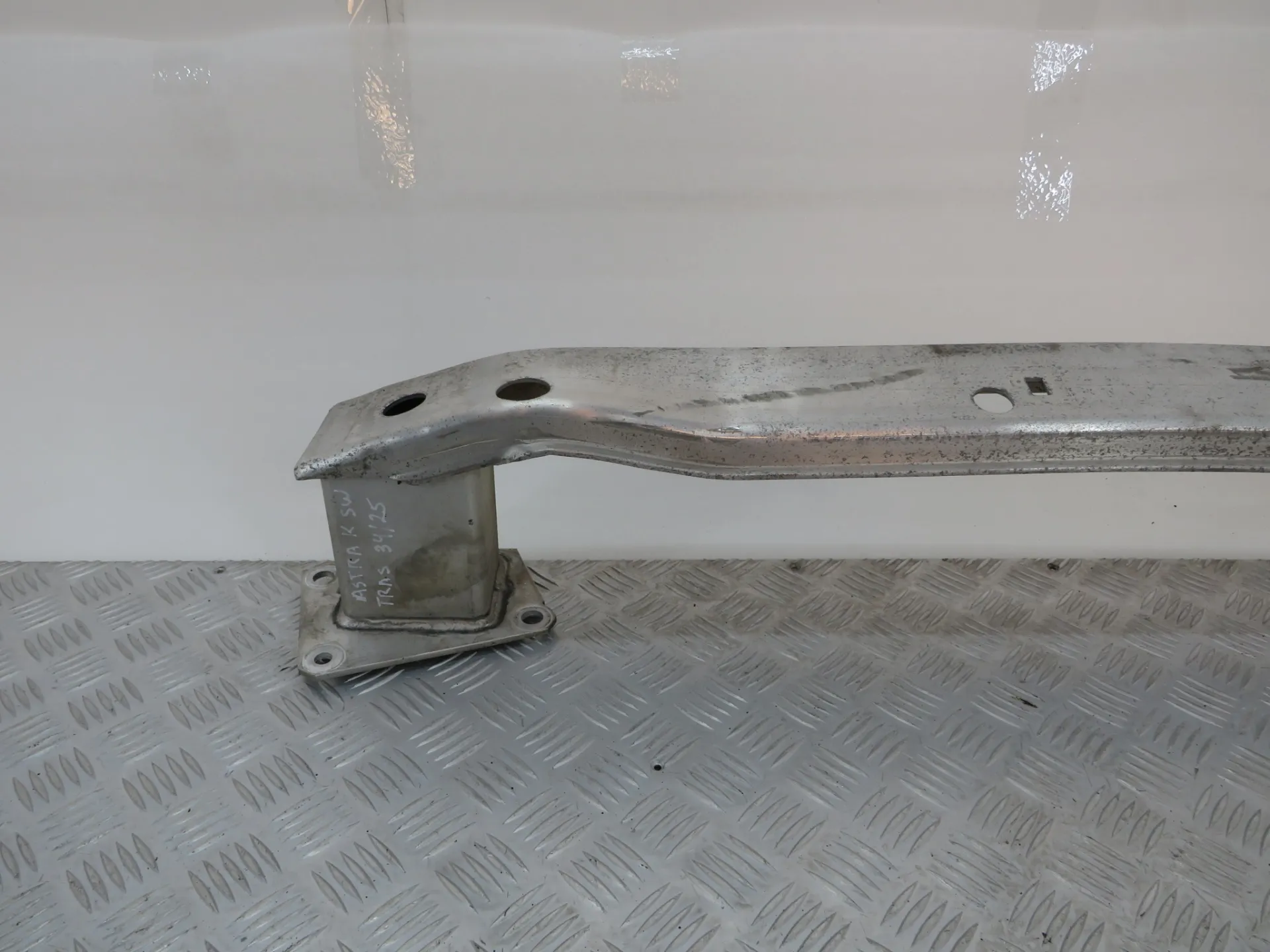 Rear bumper reinforcement OPEL Astra K Sports Tourer Imagem-1