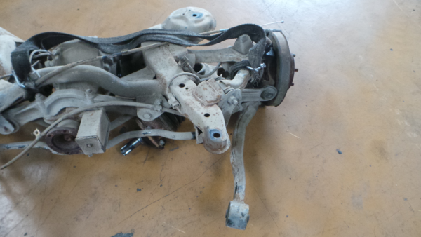 Essieu arrière à tambours MITSUBISHI Pajero III (V6_W, V7_W) Imagem-1