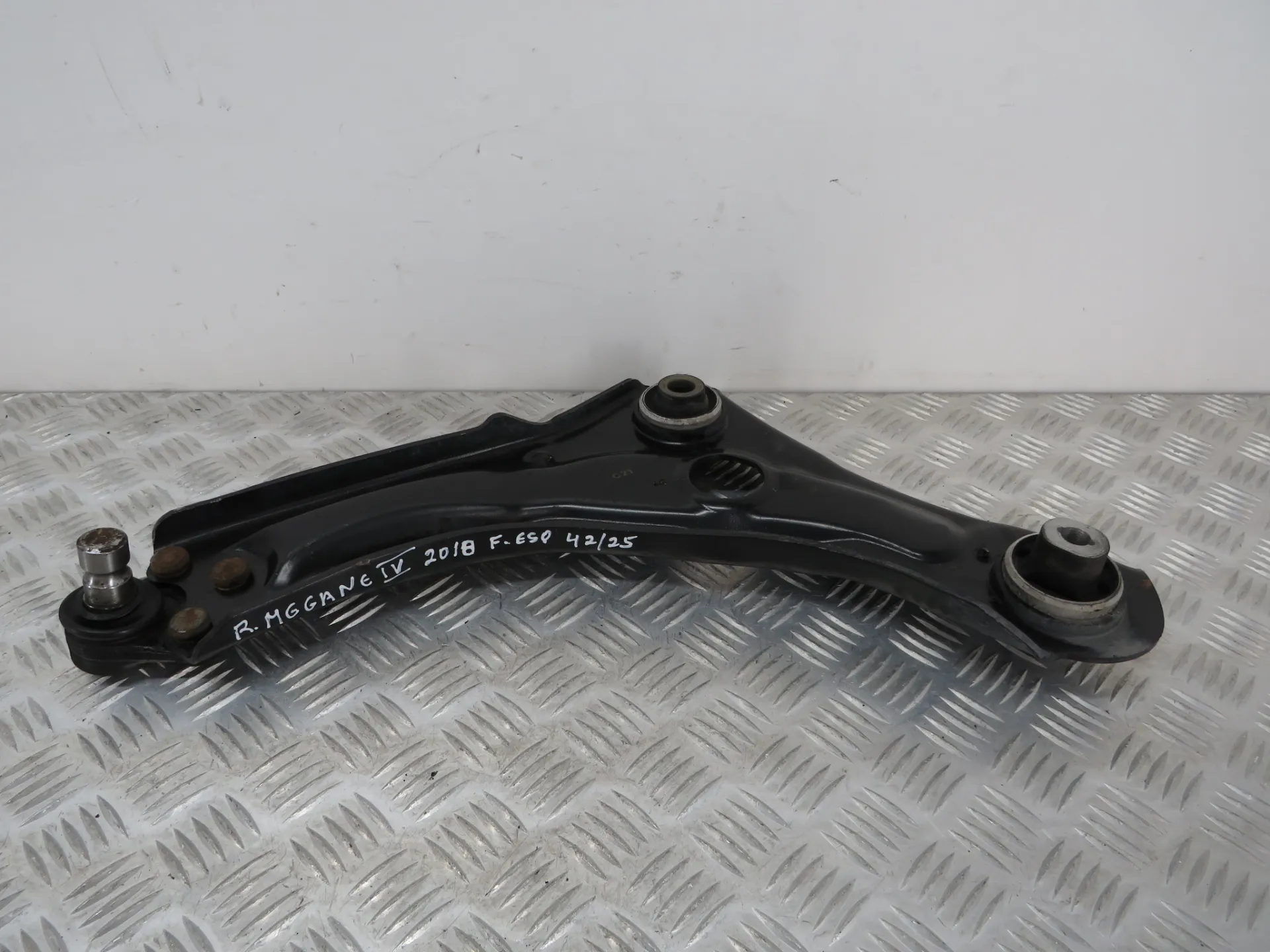 Braccio di sospensione anteriore sinistro RENAULT Megane IV Grandtour (K9A/M_)