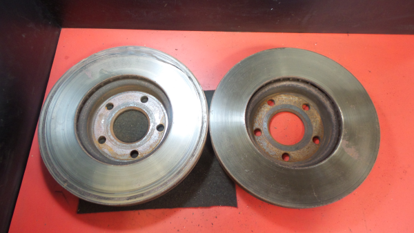 Disco freno anteriore destro FORD Focus III Imagem-2