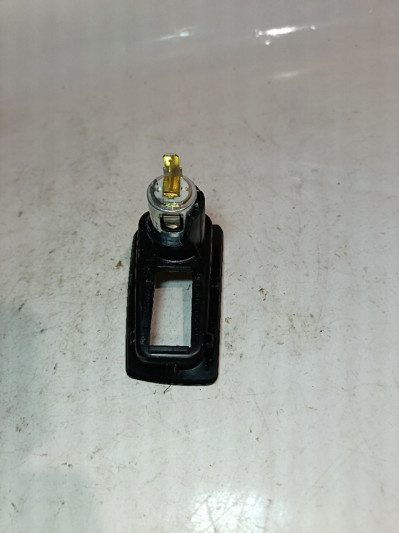 Isqueiro BMW 1 Cabriolet (E88) Imagem-1