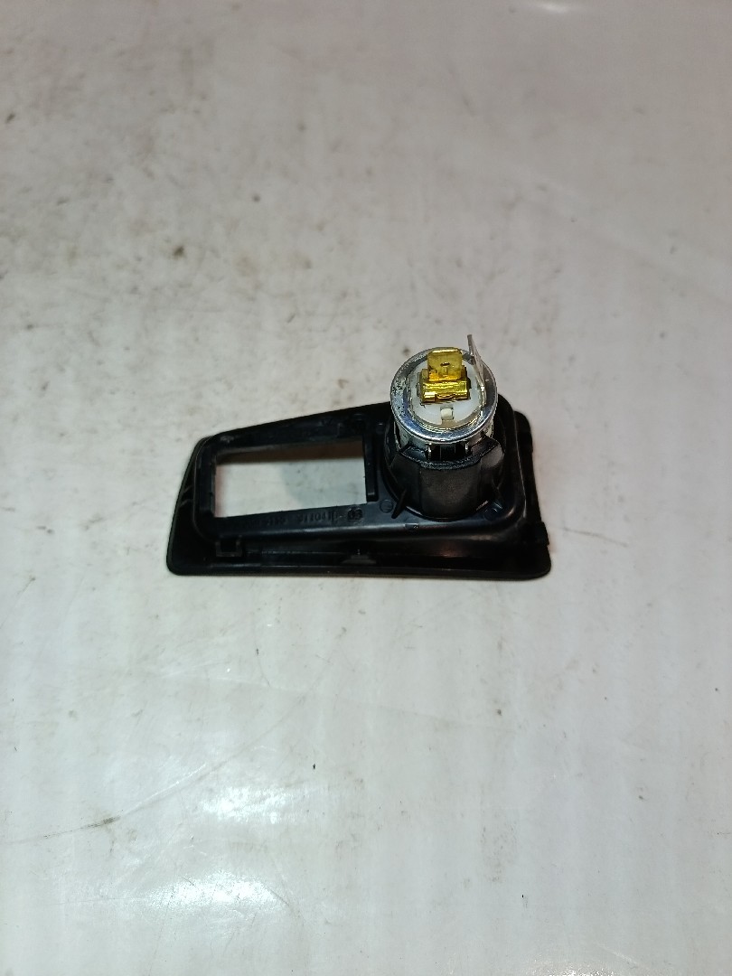 Isqueiro BMW 1 Cabriolet (E88) Imagem-3