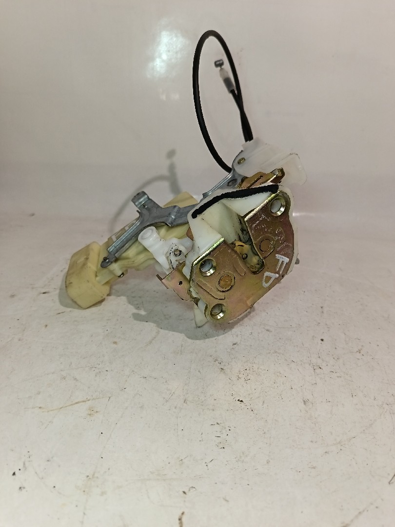 Fechadura / fecho porta frente direito TOYOTA Yaris (_P1_) Imagem-1