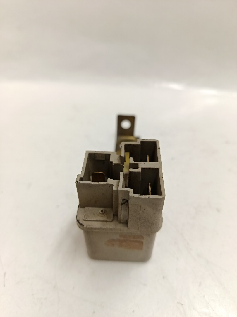 Botão / interruptor electromecânico / relé NISSAN Pick Up II (D21) Imagem-1