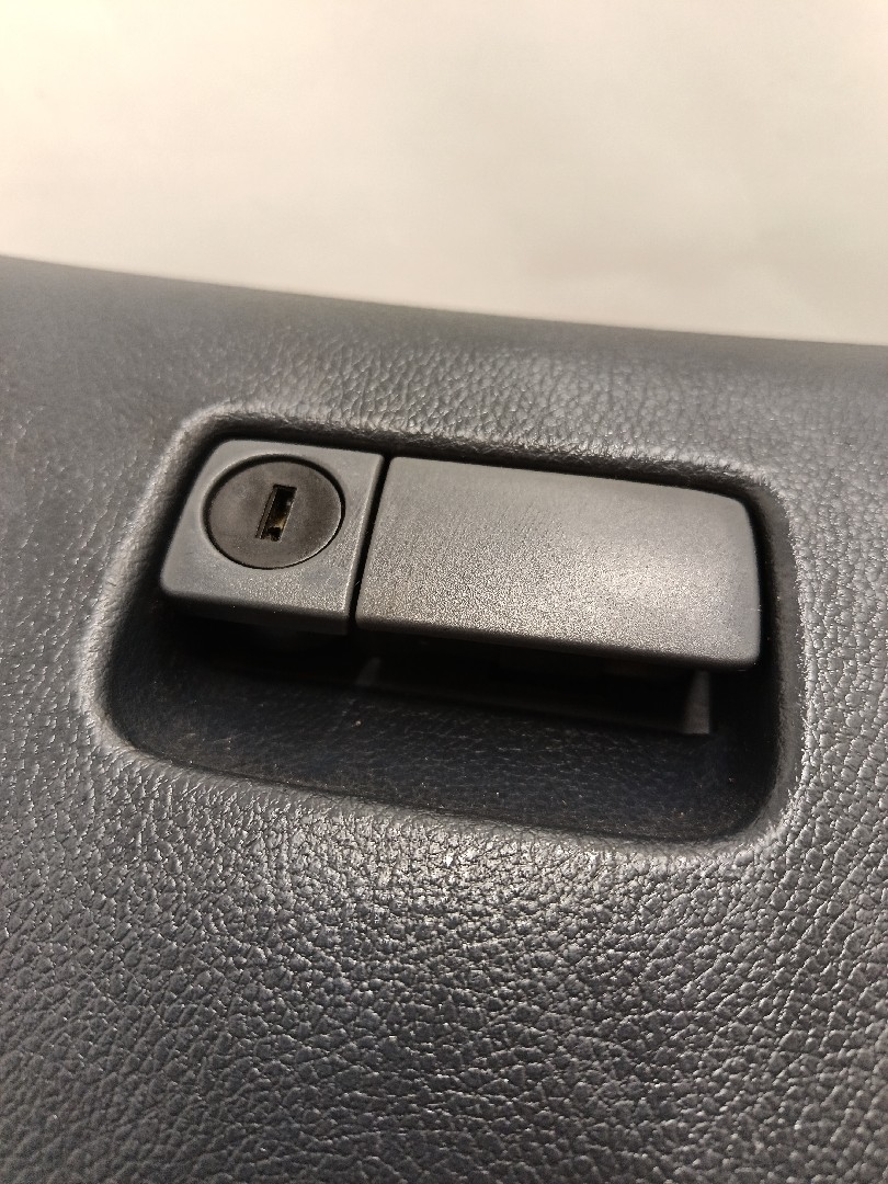 Porta luvas NISSAN Primera Sedan (P12) Imagem-1