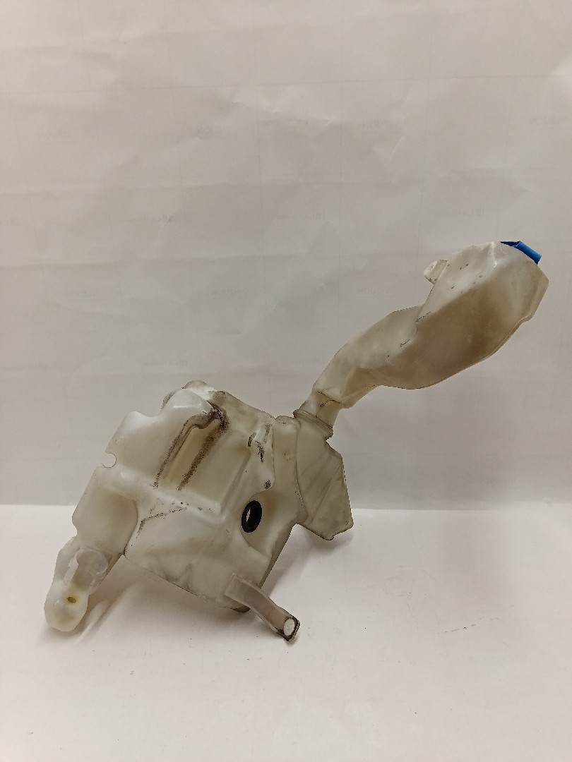 Windshield washer tank VOLKSWAGEN Passat Variant (3B6) Imagem-1