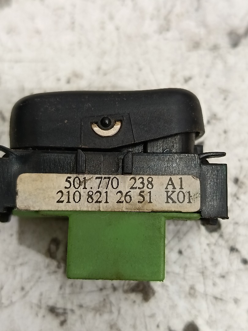 Botão / interruptor desembaciador vidro trás MERCEDES-BENZ Classe A (W168) Imagem-2