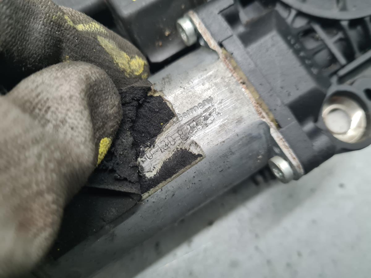 Moteur lève-vitre avant gauche OPEL Astra H Hatchback (L48) Imagem-5