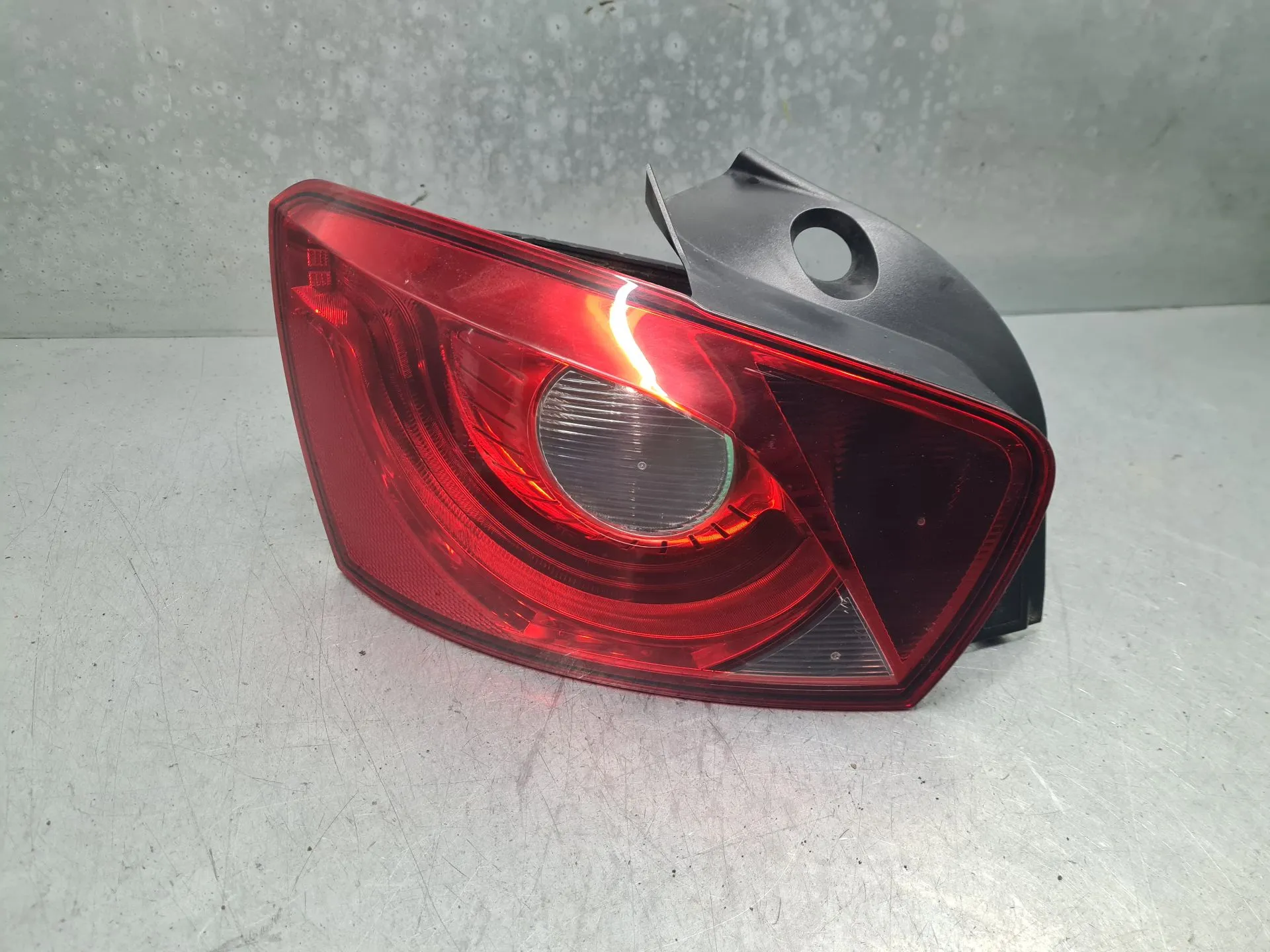 Feu arrière Gauche SEAT Ibiza IV (6J5, 6P1)