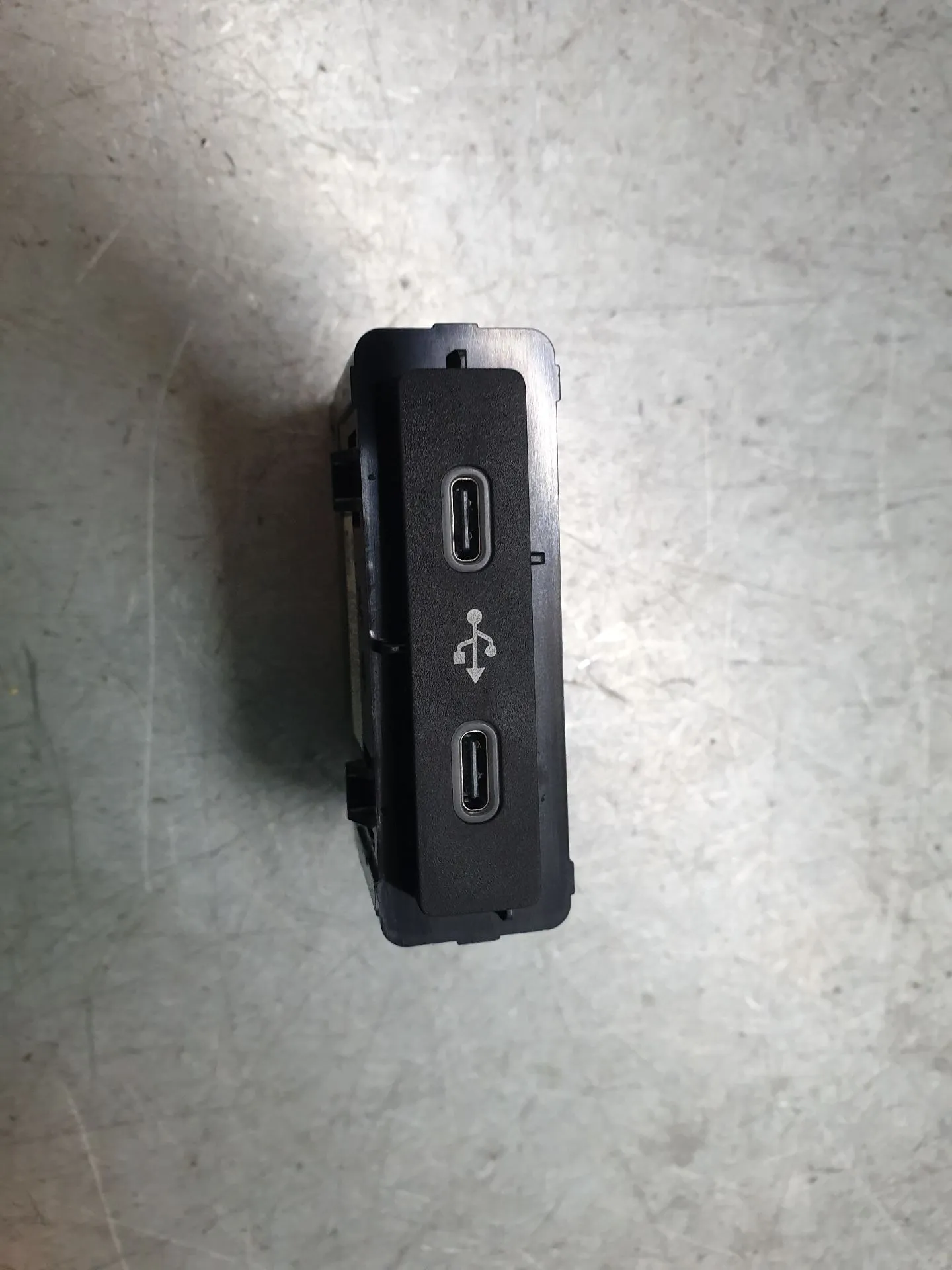 Porta Ingresso USB / AUX / iPod DACIA Duster III (P1310)