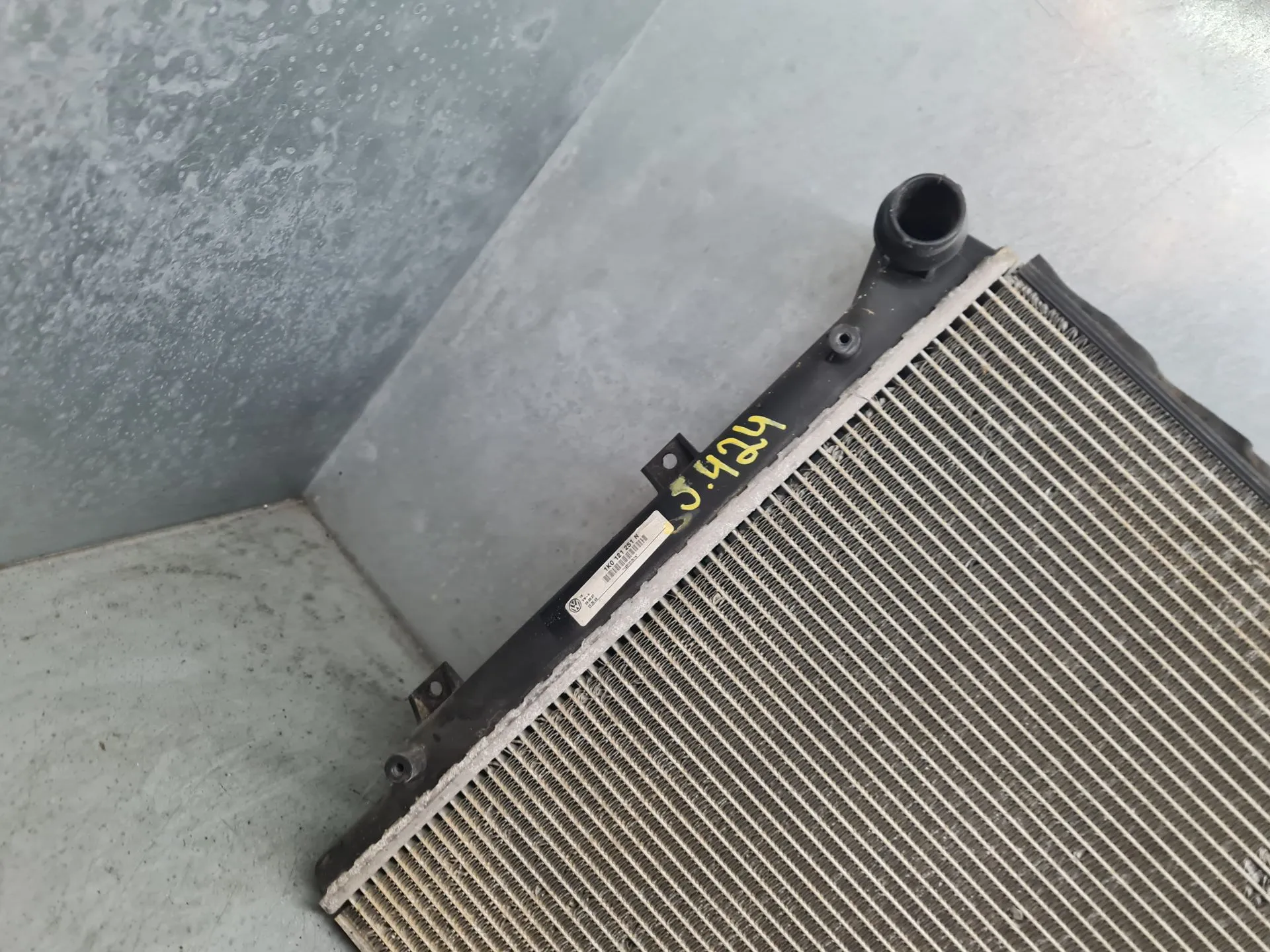 Water radiator VOLKSWAGEN Caddy III Kombi (2KB, 2KJ, 2CB, 2CJ) Imagem-2