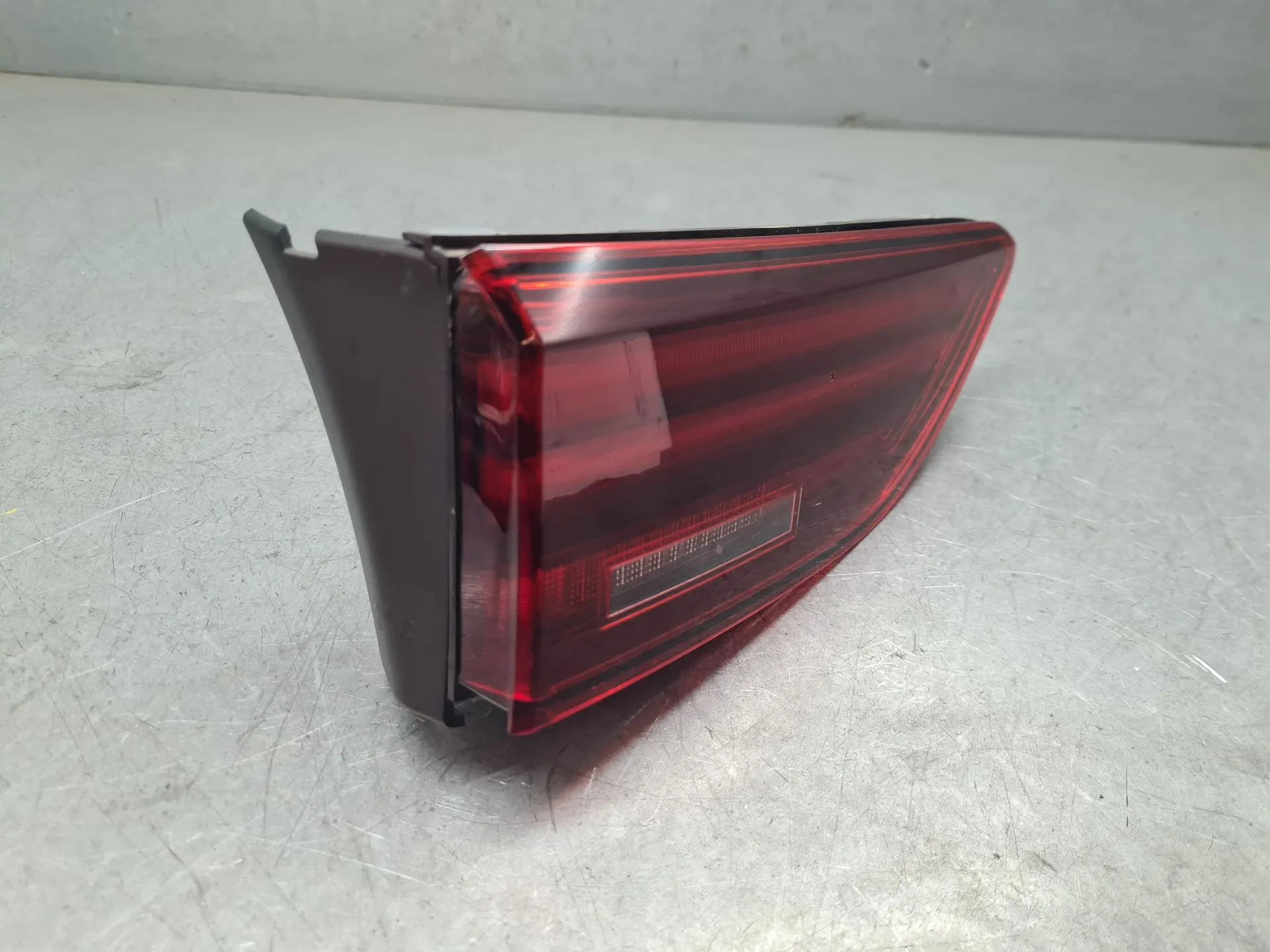 Left Tailgate light  VOLKSWAGEN Golf VIII Variant (CG5) Imagem-1