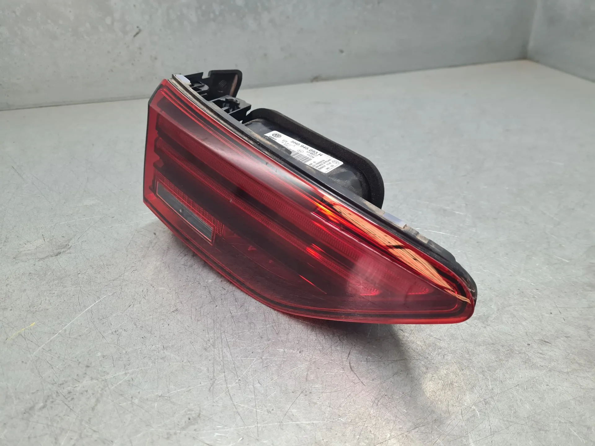 Left Tailgate light  VOLKSWAGEN Golf VIII Variant (CG5) Imagem-2