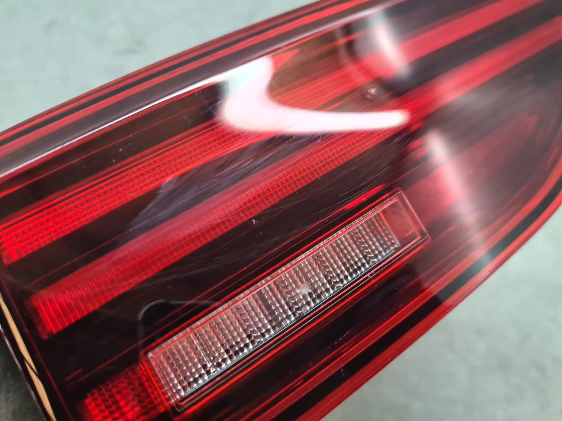 Left Tailgate light  VOLKSWAGEN Golf VIII Variant (CG5) Imagem-3