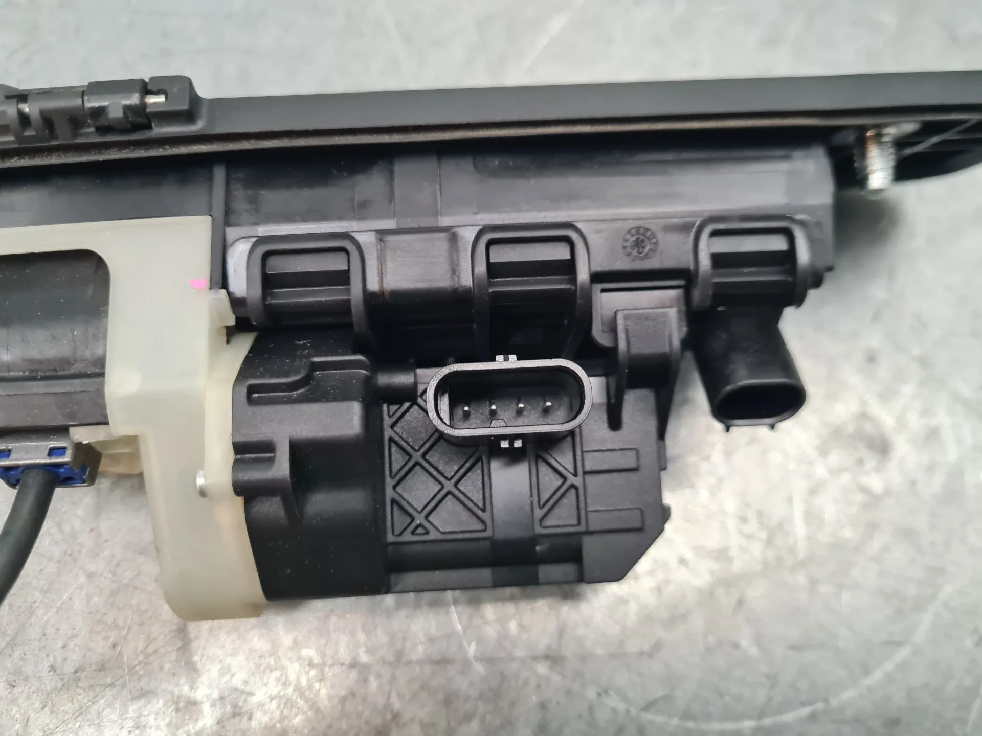 Tailgate handle MERCEDES-BENZ Classe A (W177) Imagem-2