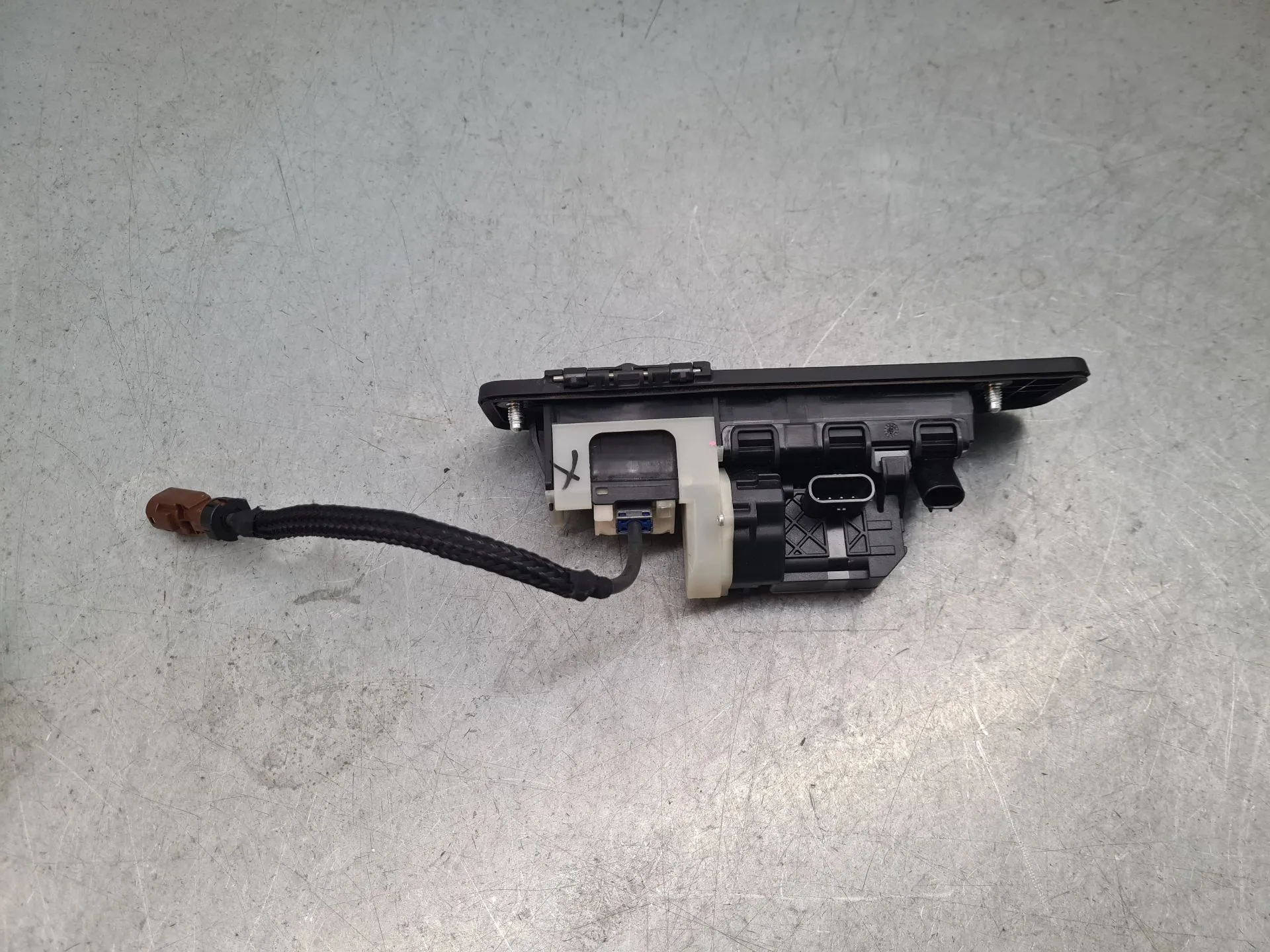 Tailgate handle MERCEDES-BENZ Classe A (W177) Imagem-1