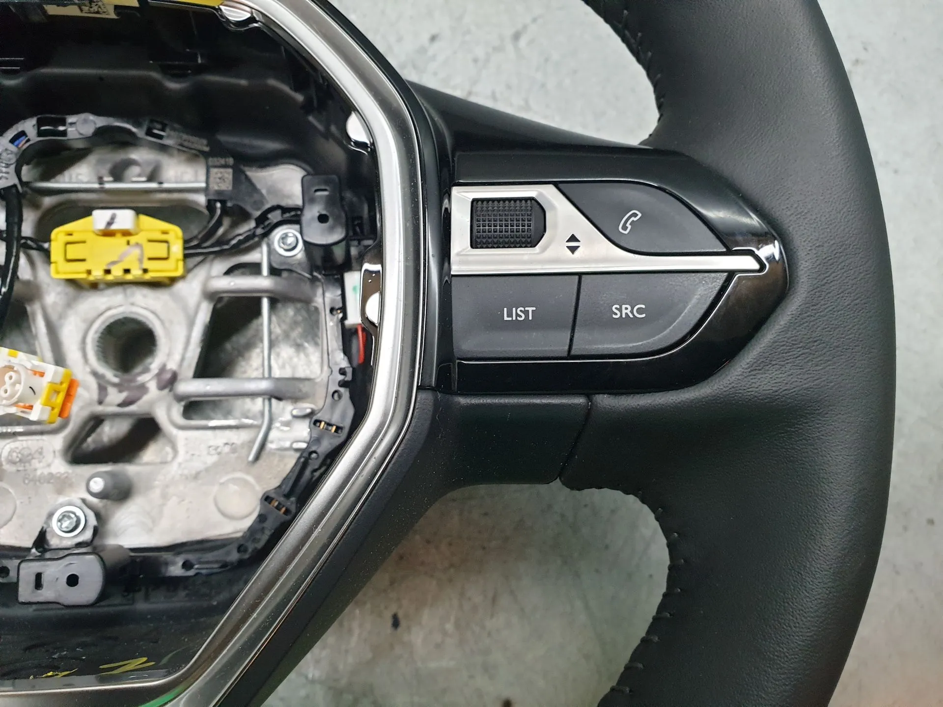 Volante PEUGEOT 208 II Imagem-2