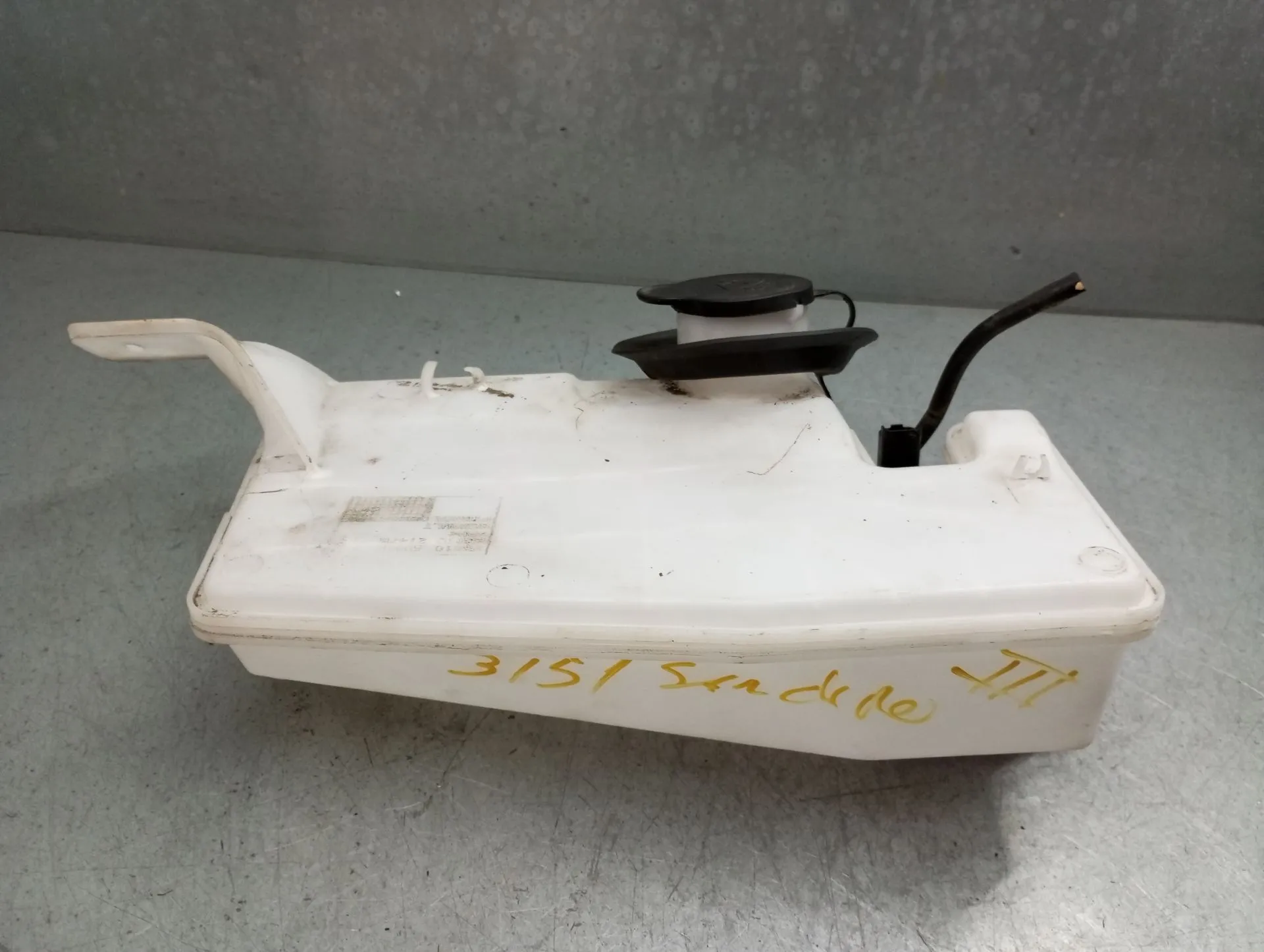 Windshield washer tank DACIA Sandero III Imagem-1