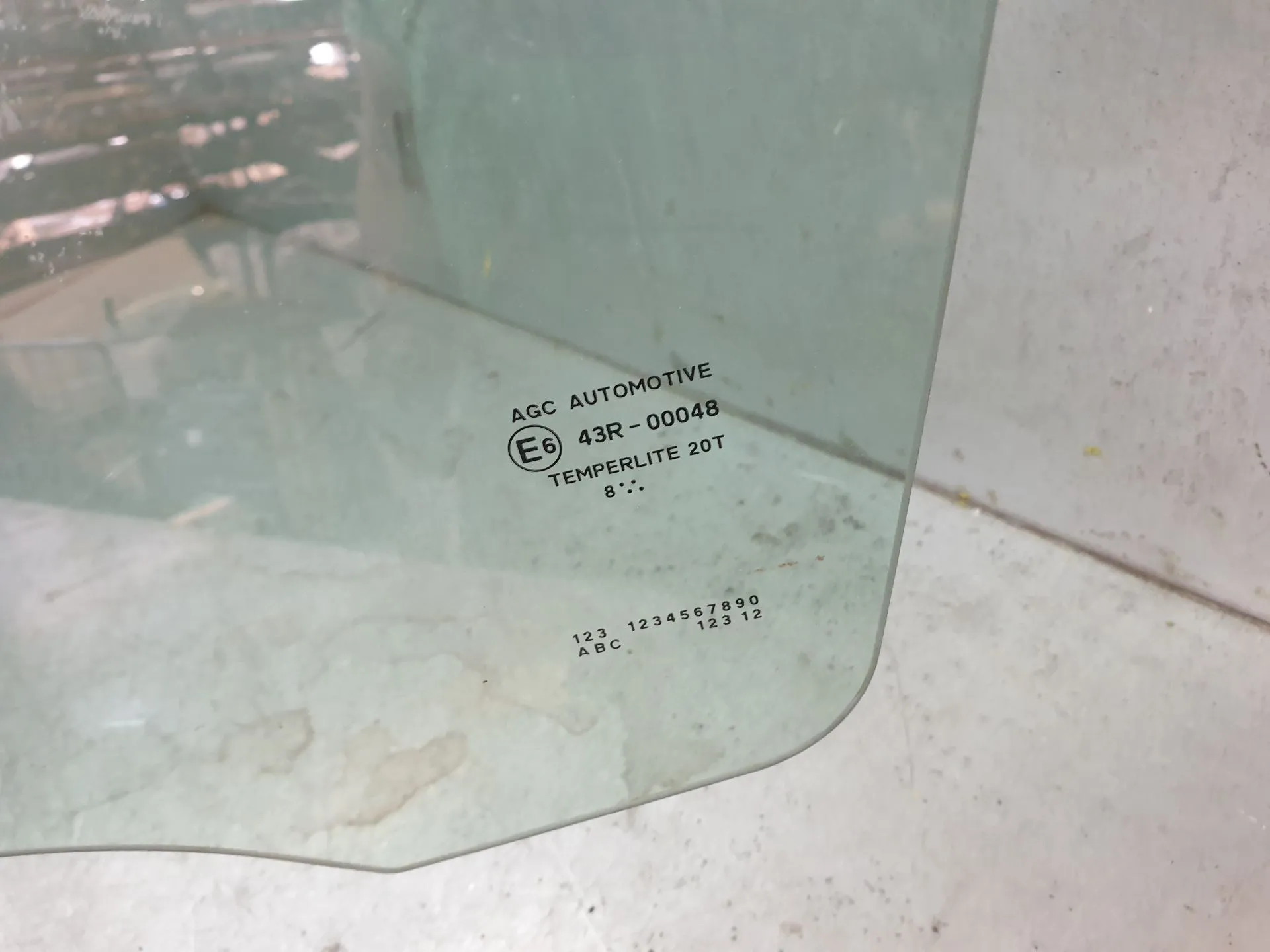 Left front door glass PEUGEOT 108 Imagem-1