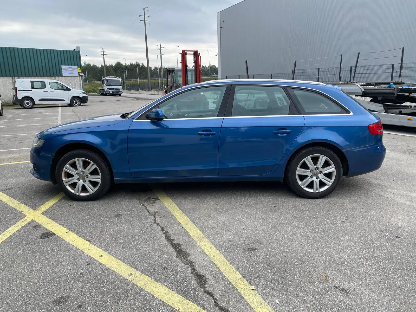 Alzavetro posteriore sinistro AUDI A4 Avant (8K5, B8)
