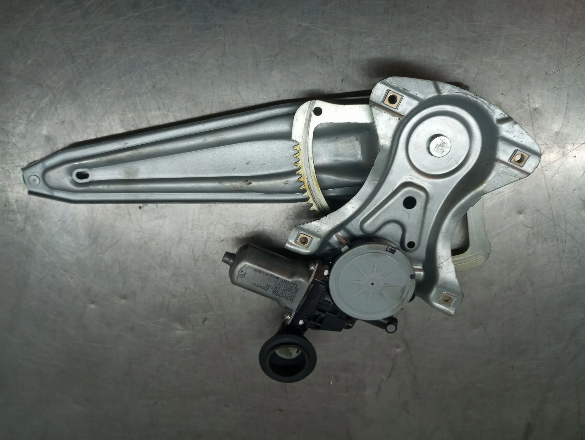 Elevador vidros trás esquerdo TOYOTA Yaris (_P13_) Imagem-1