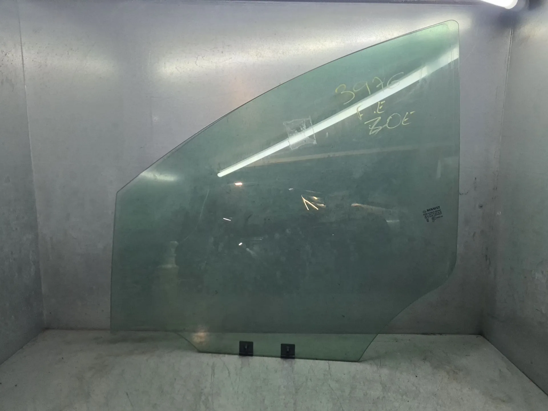 Left front door glass RENAULT Zoe (BFM_)