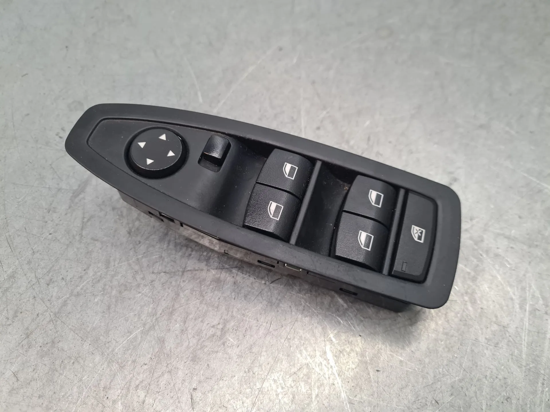 Left Front window control BMW 1 (F20) Imagem-1