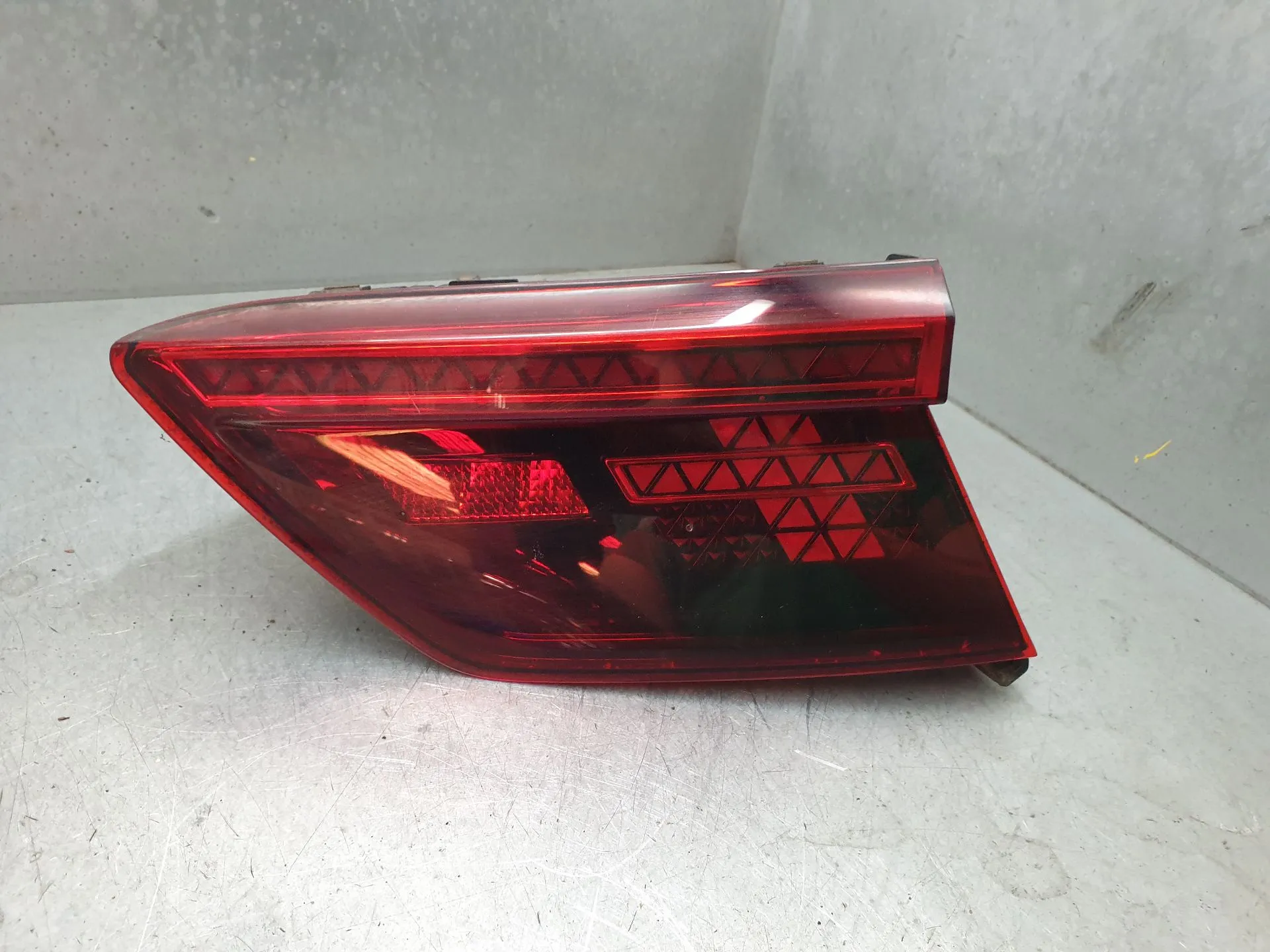 Farolim da mala direito VOLKSWAGEN Tiguan (5N) Imagem-1
