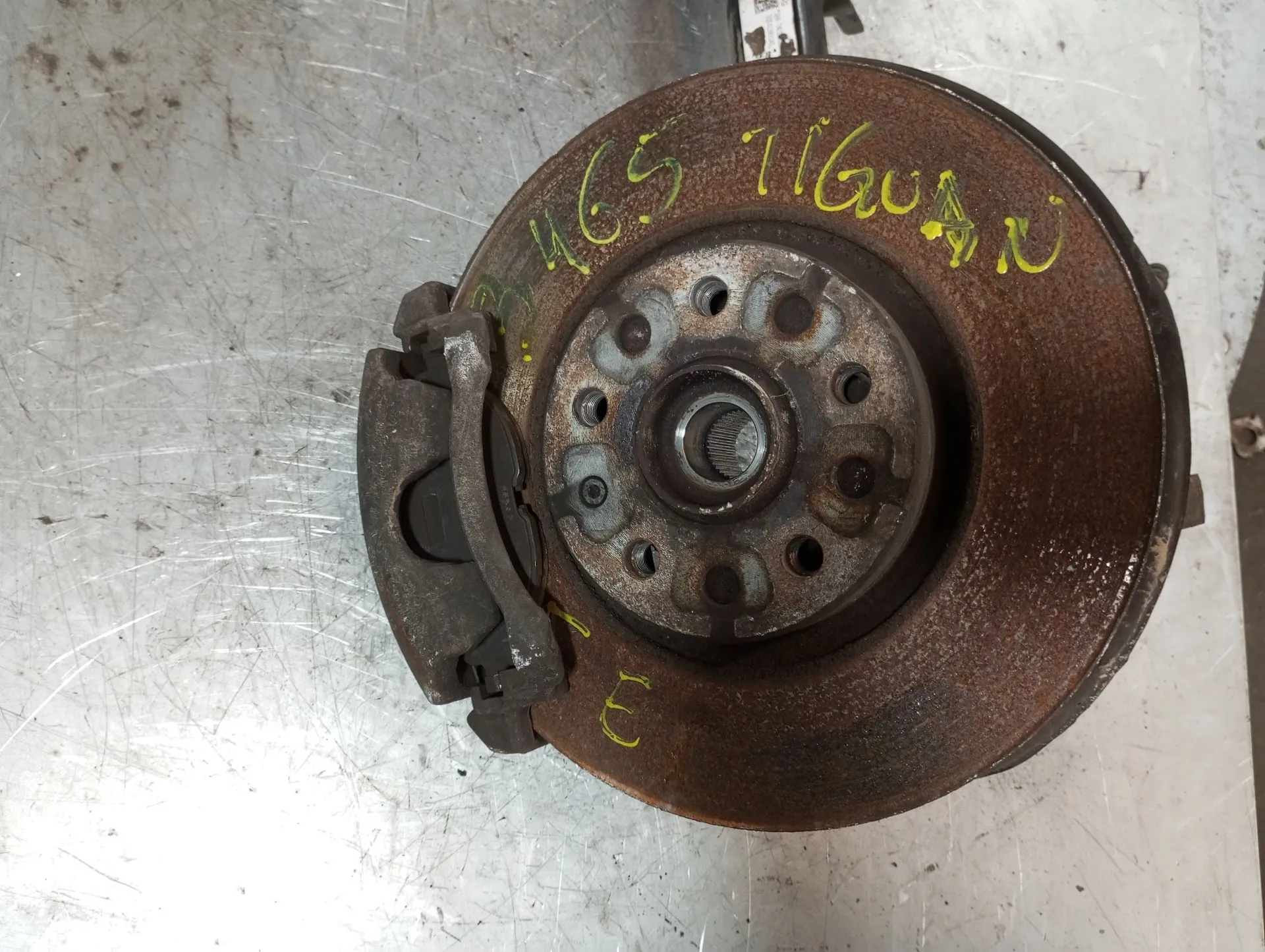Left front steering knuckle VOLKSWAGEN Tiguan (5N)