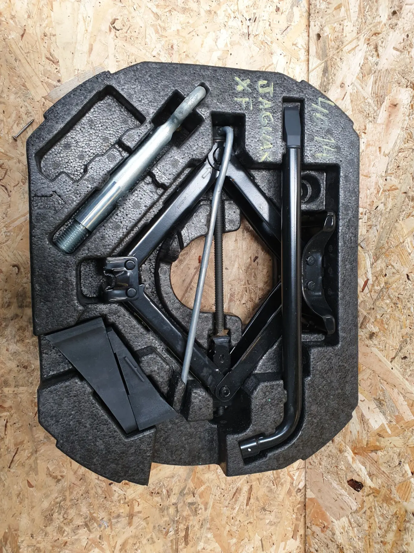 Cric JAGUAR XF (X250)