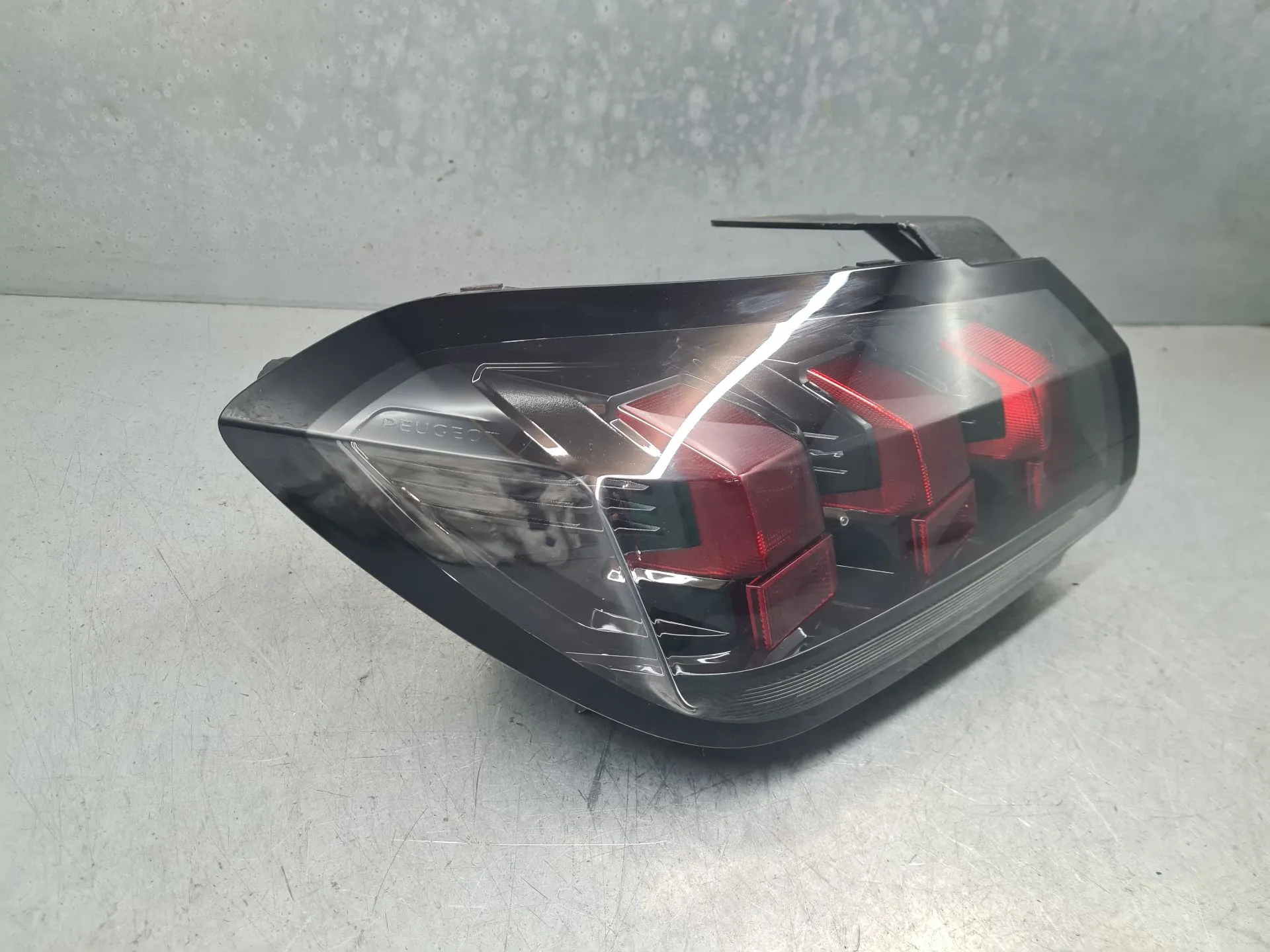 Feu arrière Gauche PEUGEOT 208 II Imagem-2